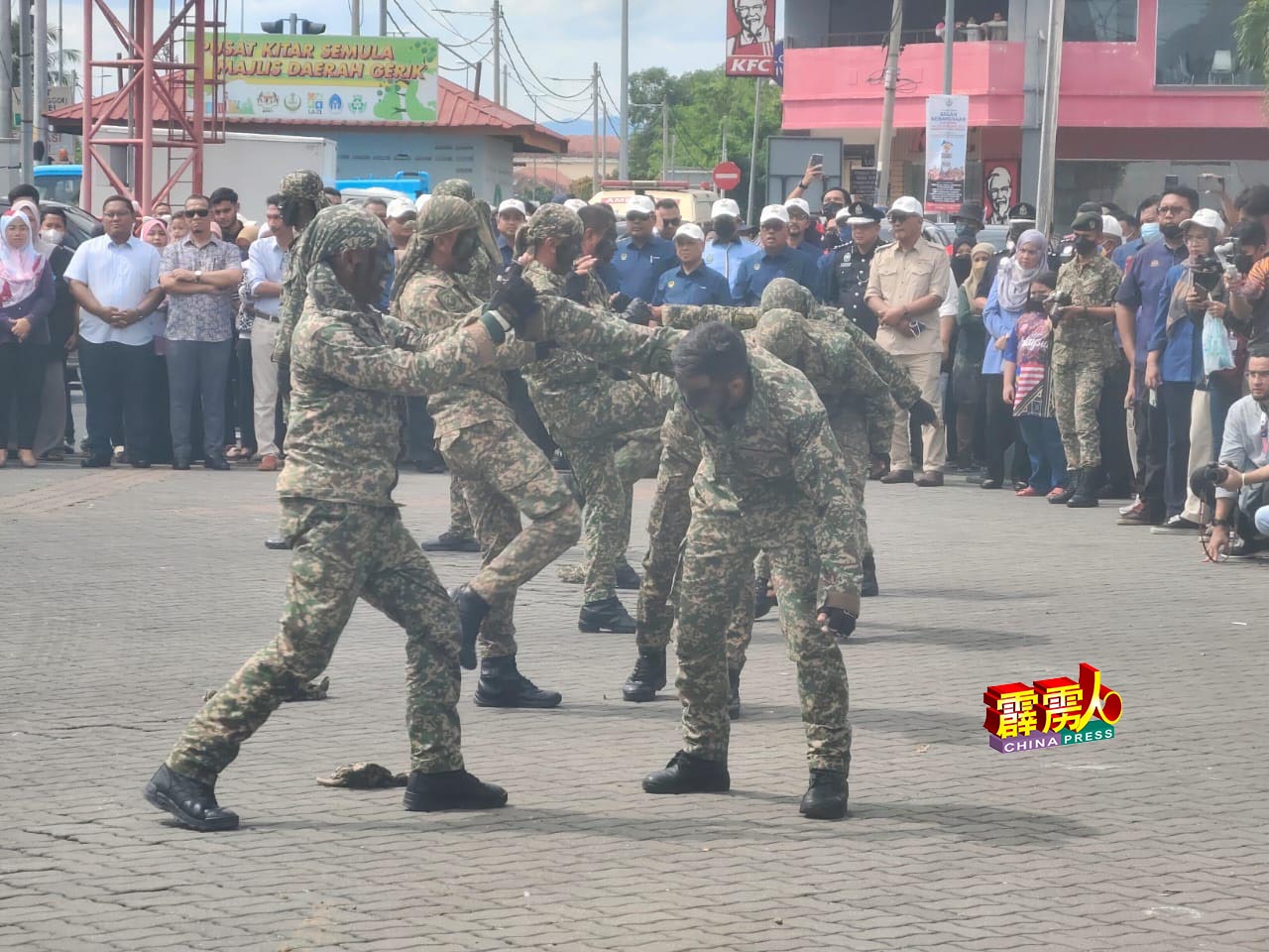 来自霹雳州美罗第3兵营的警察普通行动部队22名成员，呈现精彩的自卫术。