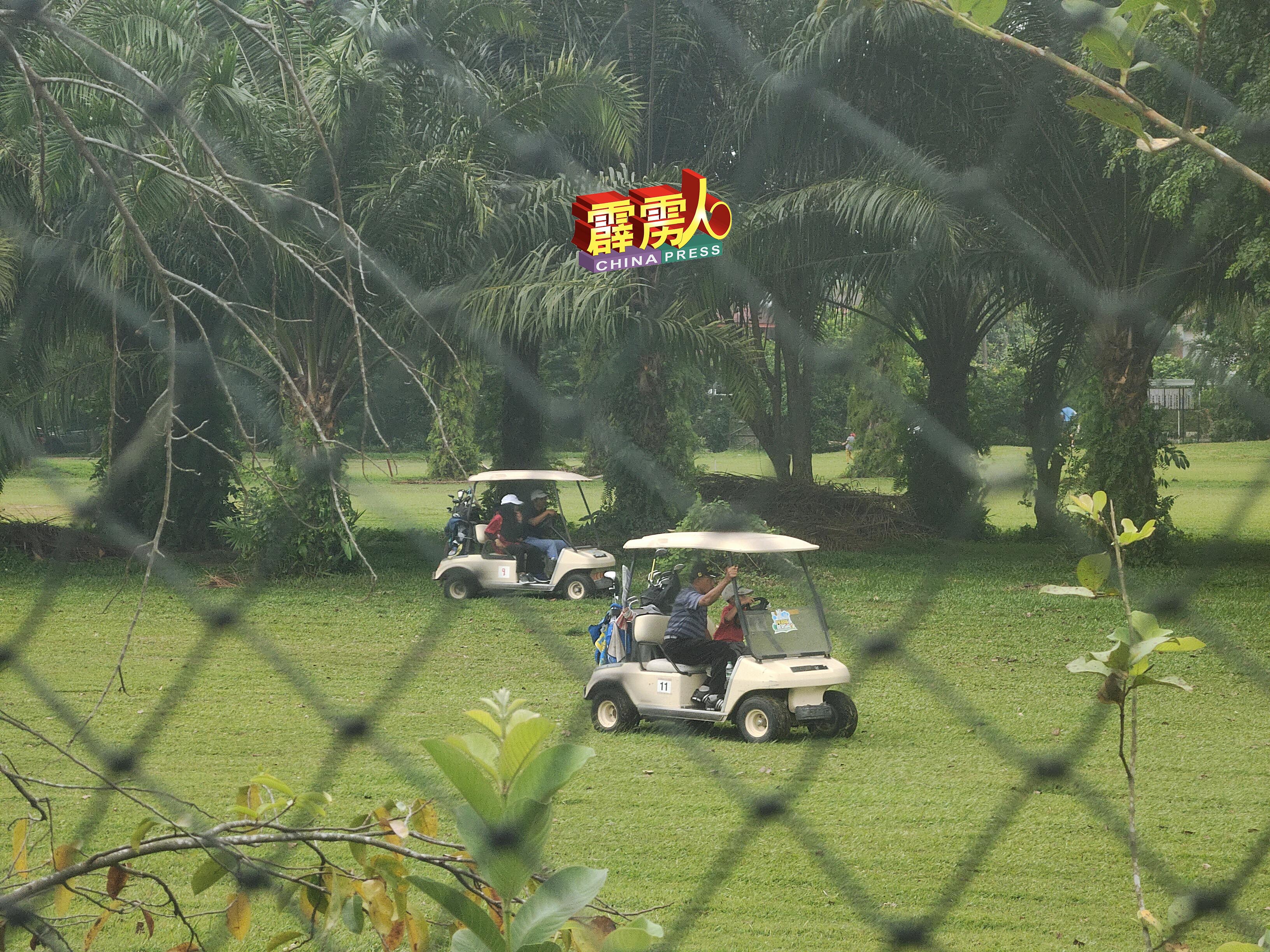 在金石花园保护网后，就是江沙高尔夫球俱乐部的球场，不时可以看见球手驾着电坪车走动。