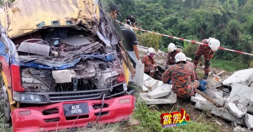 拖格罗厘撞山坑    司机当场毙命