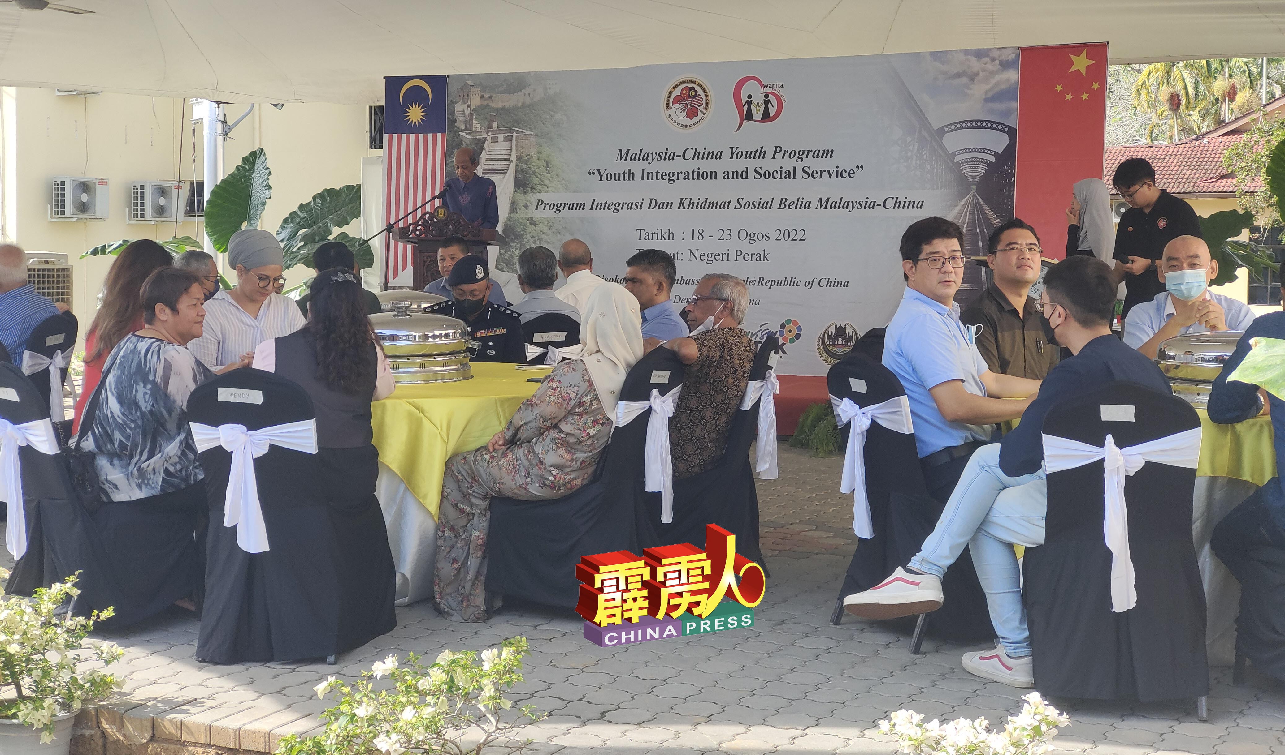 週一在霹雳州江沙举行的马中“青年交流和社会服务”活动上，马吉德在台上讲述这项活动5天行程的点滴。