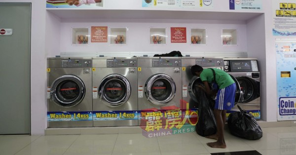 洗衣店日常用水量非常高，业者指如果成本增幅太高，可能会考虑调涨洗衣费用。
