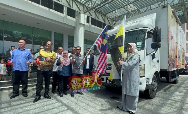 哈丽查（右起）及再诺为派送8名州内食品企业家前往参与新加坡食品展主持挥旗仪式。