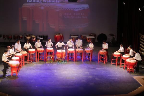 表演者以敲击为主题，将中华文化之前一一呈现观众眼前。
