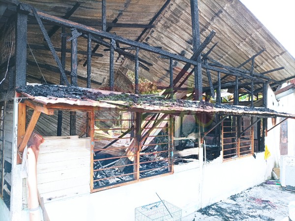 3呎砖木屋在一场大火后，变成断垣残瓦。