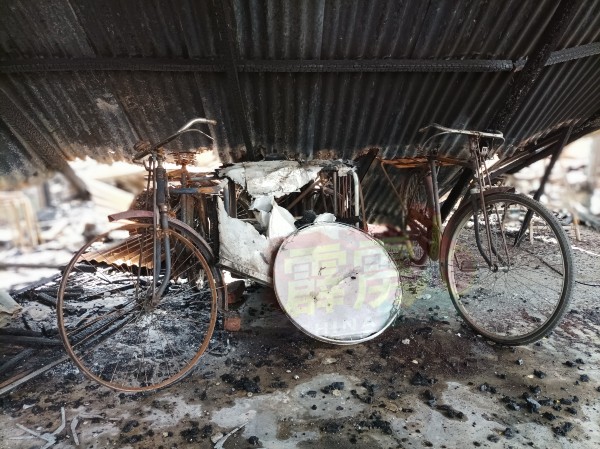 患有轻微弱智的单身汉黄国良，平时用来捡拾回收物的三轮车，也在大火中被烧毁。