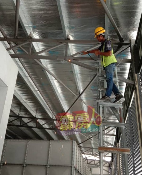 外劳在高处建搭铁棚及铁架，具有一定的难度及危险。