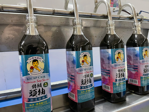 虽采用祖传手艺酿造酱油，但工厂也积极运用科技来提升食品的卫生及安全标准。