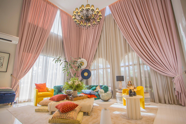 在宽敞的客厅中，配上色彩鲜艳的沙发与抱枕，成为客厅中亮眼的装饰。