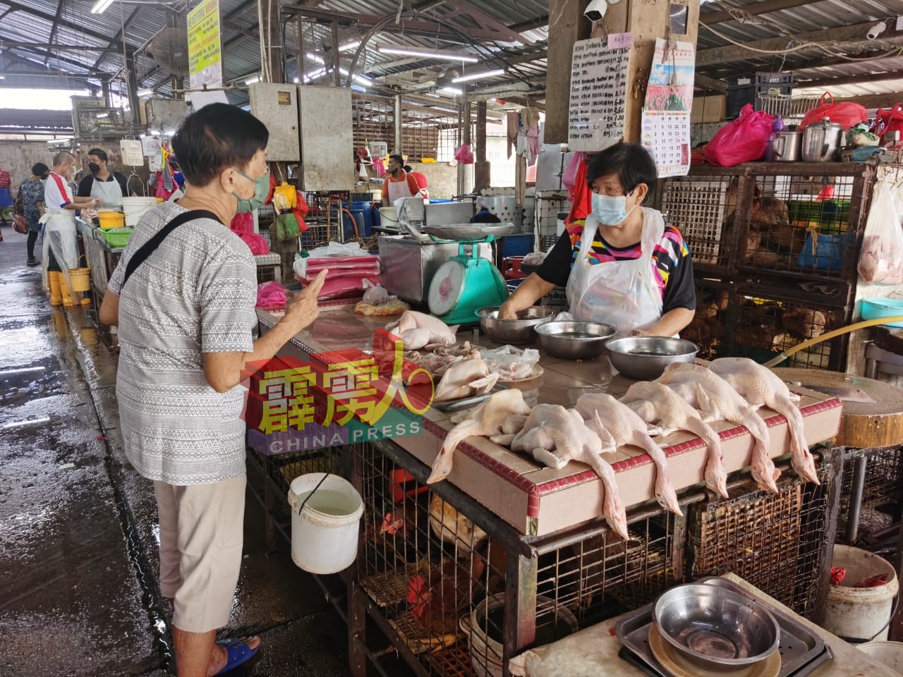 目前已有充足的肉鸡供应市场需求，价格便宜后也吸引民众选购。
