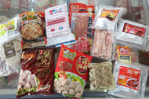 合顺自家也生产了多样猪肉加工食品，如香肠、金钱肉、肉丸、肉干、培根、腊味、汉堡肉、台湾香肠，甚至东坡肉、扣肉等便菜等。
