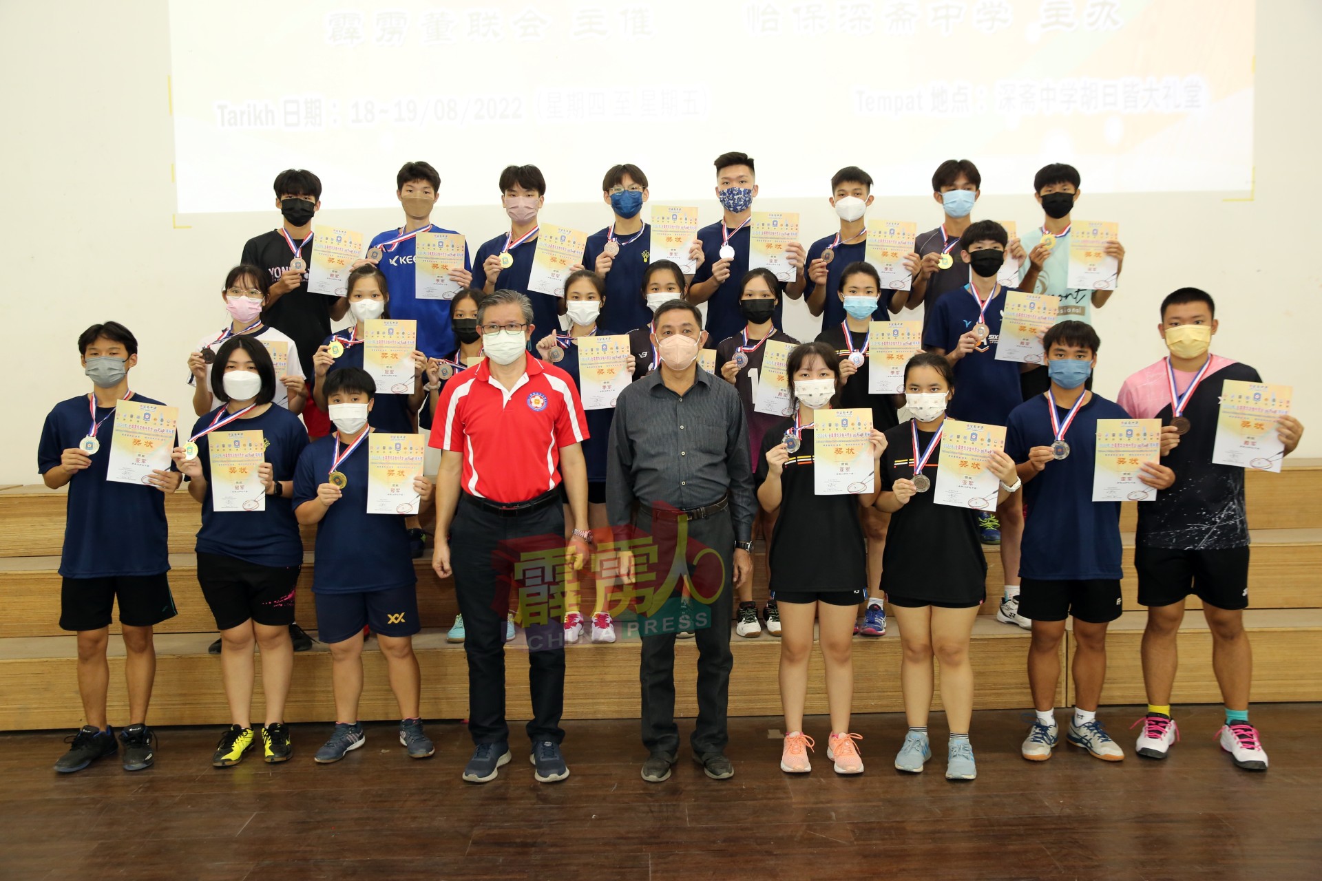胡旺强（左6起）与谢符财于颁奖仪式上，与18岁以下各组得奖者合影。