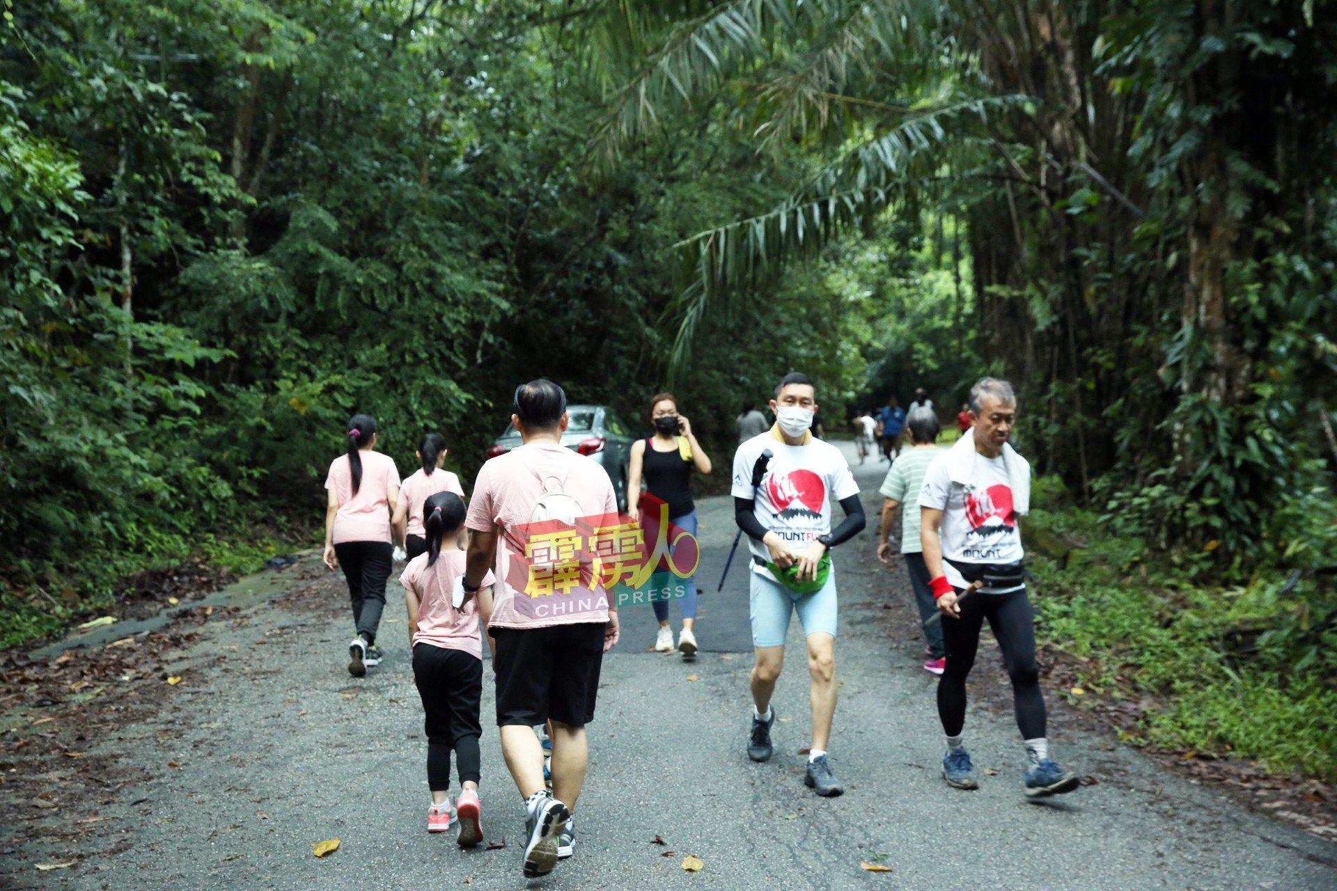 万里望升旗山多年来免费让市民到来登山，也成日市民日常生的一部分。