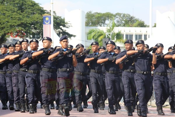 参与游行的警队全副武装，持枪步行，威风凛凛。