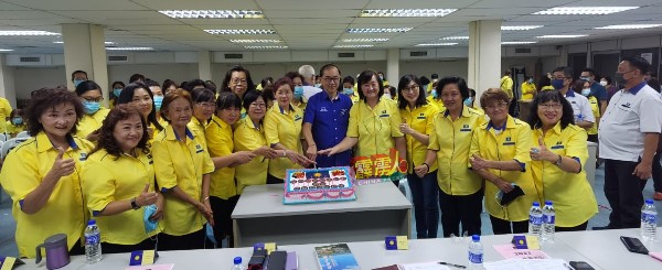 配合庆祝825全国妇女节，王赛之（前排左7起）、马汉顺及妇女组成员一同切蛋糕。
