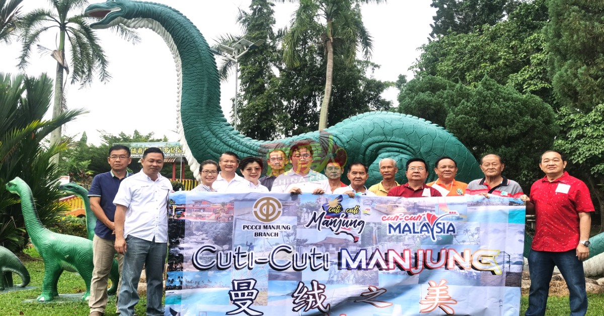 王健心（左7）率领团队造访哲仁新村的“侏罗纪公园”，和当地美化委员会主席刘必全（右6）及理事交流。