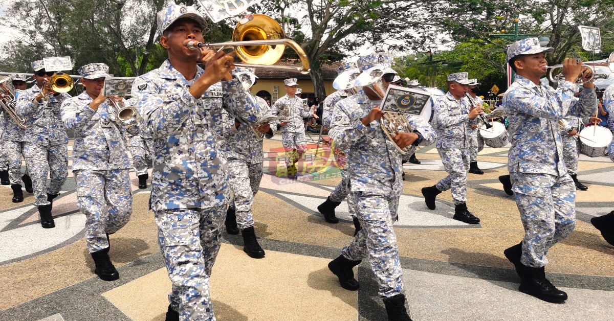 海军乐队演奏多首经典名曲，获得现场掌声不断。