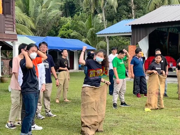 以马来民宿村，中国留学生第一次体验麻包袋赛跑的乐趣。
