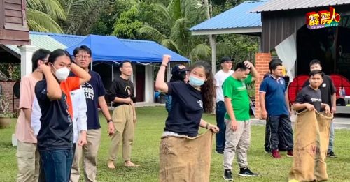 走入原住民村庄 寄宿马来民居 中国留学生下乡交流新体验