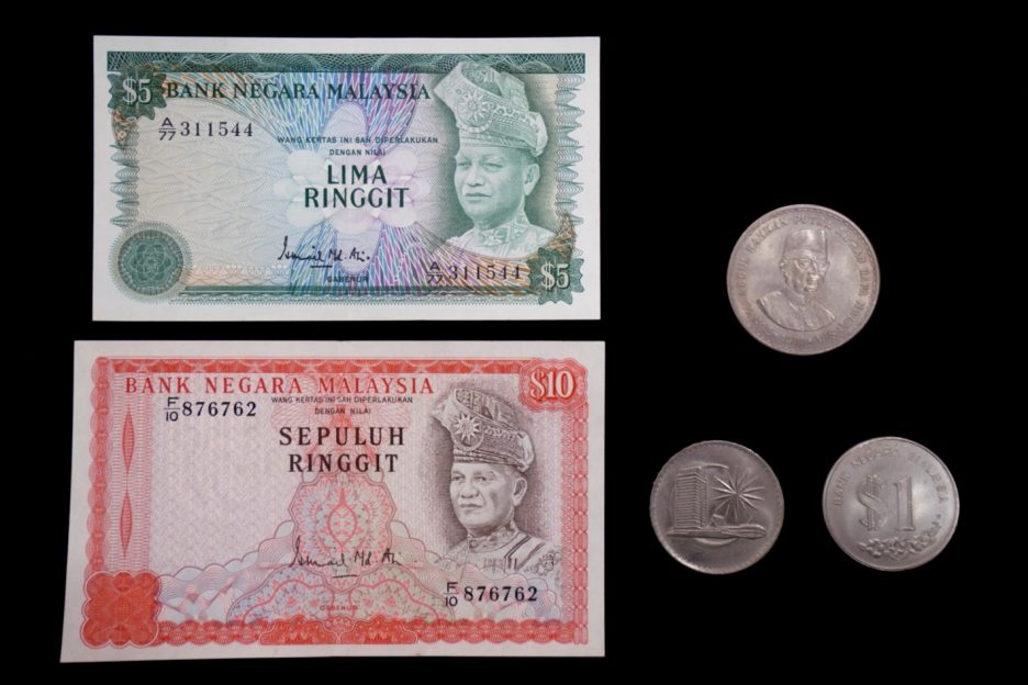 Figure 1收藏在家里的旧银币或钞票，很有可能都是值钱的古物。
