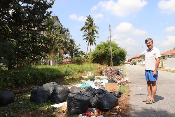李安贤指出，其住家对面的马路旁，已成为民众丢垃圾的地点之一。