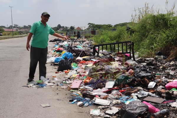 卡哈指出，一些人土把垃圾载至孟加第一花园的大路旁，导致该处变成非法垃圾堆的“热点”区。