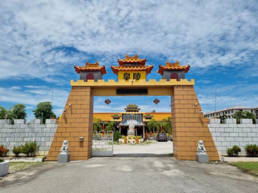 皇陵集团在峇眼色海也设有骨灰城。