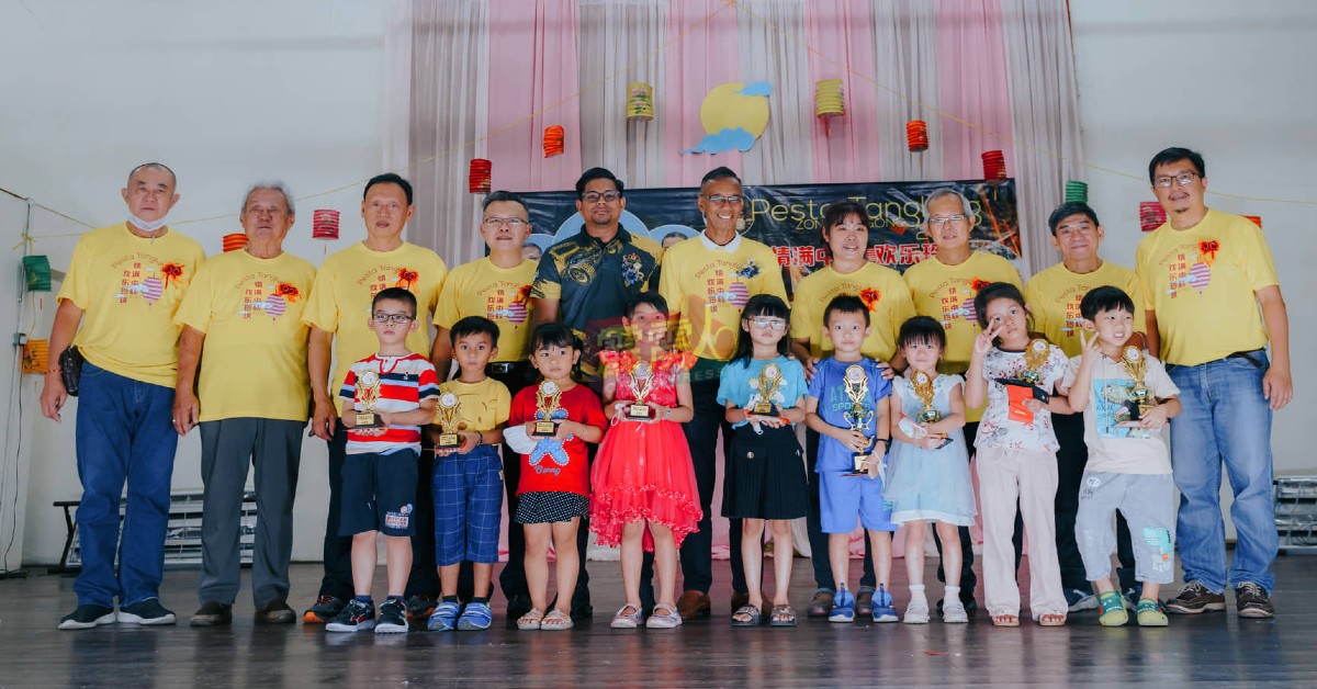 画画比赛幼儿园组优胜者与嘉宾和主办单位。