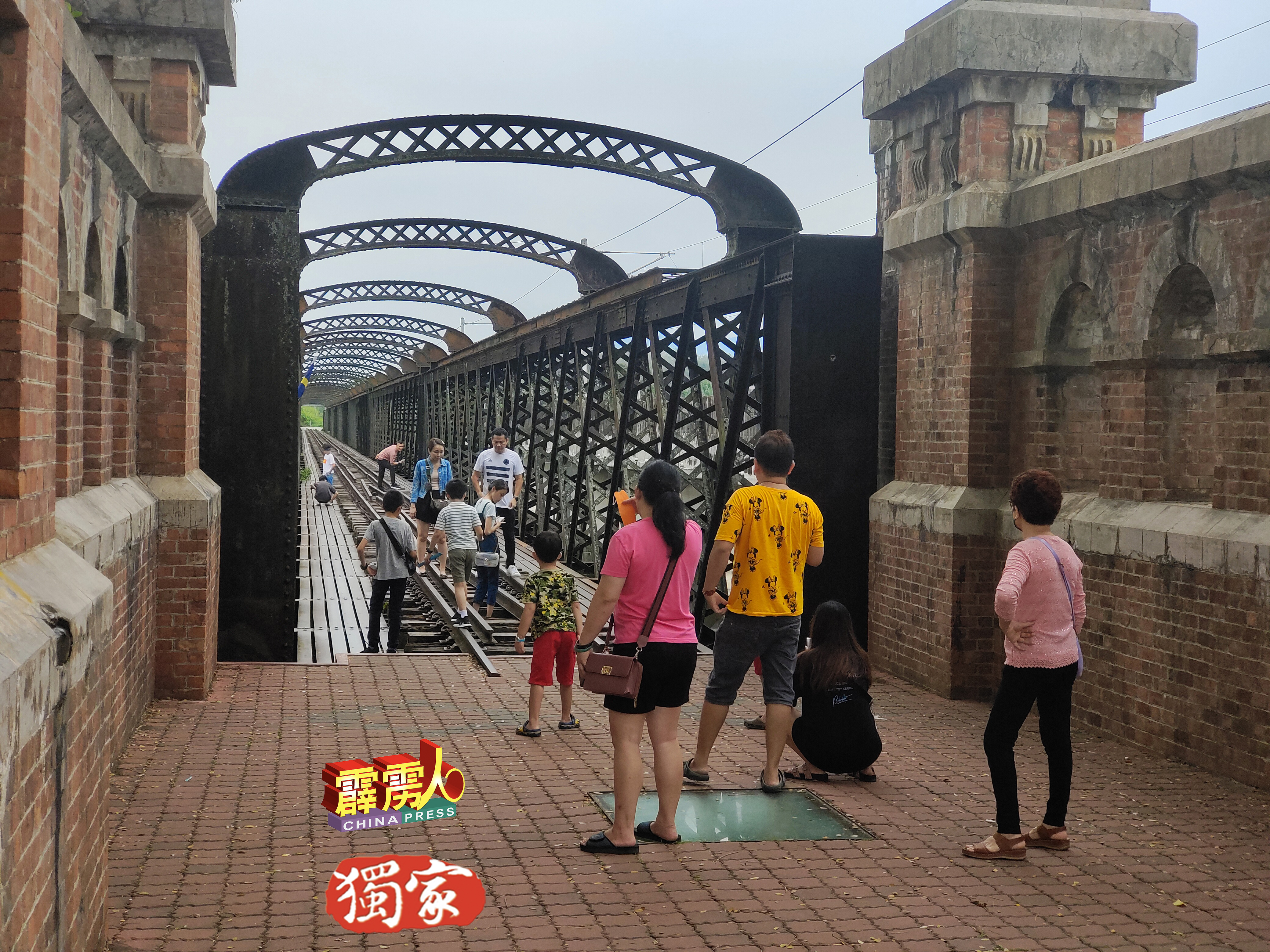 适逢学校假期，不少家长带小朋友到江沙维多利百年火车桥拍照打卡。