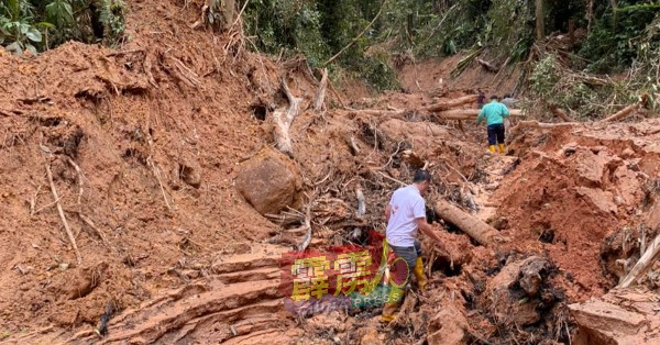 张玉刚（白衣者）和甘榜拉惹新村村民发现被开发的山坡地带满目疮痍，大量树桐和山泥冲下半山腰，情景触目惊心。
