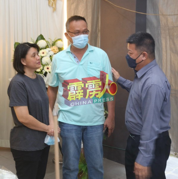 公正党德伦敦区州议员沈春祥（右起）慰问魏志光及杨慧彬，希望家人坚强面对生活。