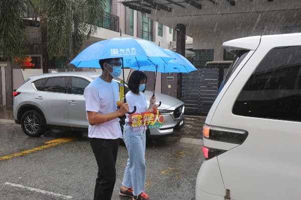 魏振峰的弟弟振栋及妹妹彩恩，在倾盆大雨中送别哥哥。