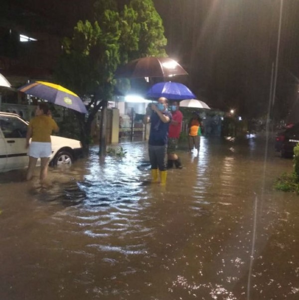 雨季带来诸多不方便，包括需打伞遮雨、被雨淋容易犯病，严重的有突发水患，带来财物人命的损伤等，所以受访选民指雨季不是举行大选的最佳时机。