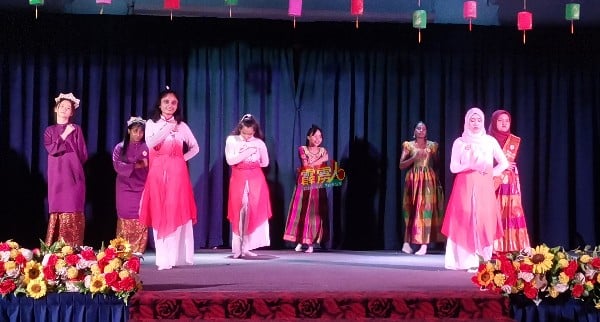 学生穿上三大民族的服装，呈献传统舞蹈。