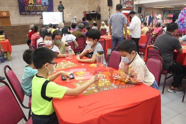 ip220903ywhC02：现场备有各种文化活动，其中中国象棋吸引了大批孩童参与。