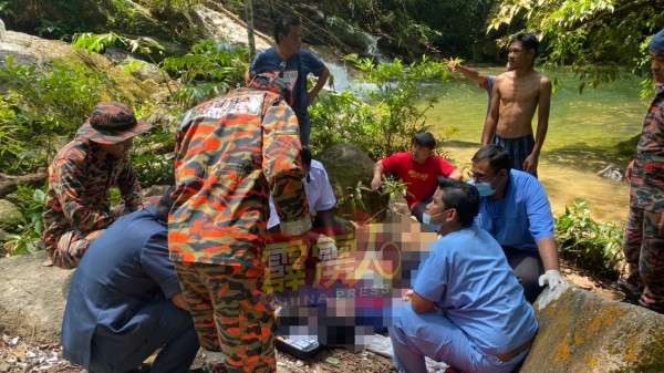 当消拯员抵达现场后，发现遇溺少年已被民众打捞上岸。