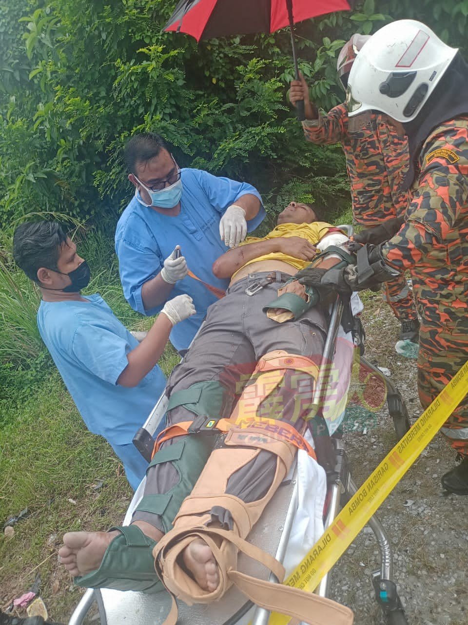 Viva轿车的巫裔男司机蒙受重伤，交由救护车送往医院接受治疗。