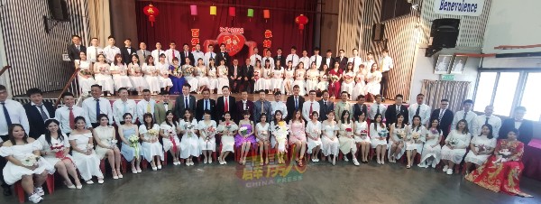 怡保中国精武体育会周五（9日）喜迎47对新人集体注册结婚，许诺天长地久。