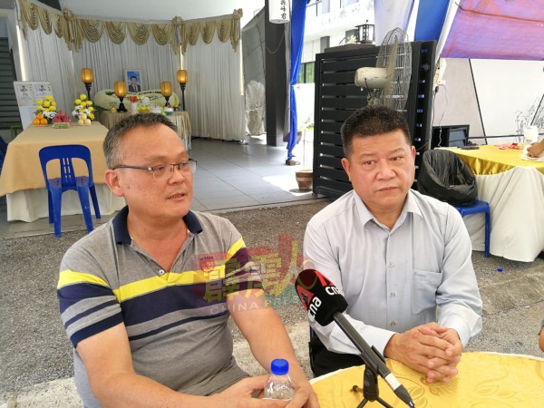 魏志光（左起）与沈春祥在记者会上发言。