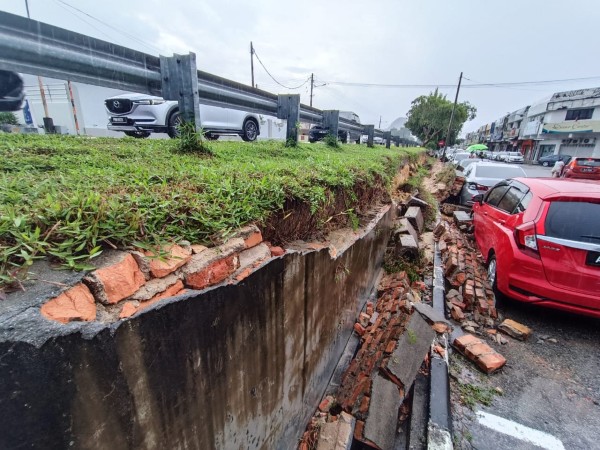 一场大雨造成怡保南区的围牆倒塌。（档案照）