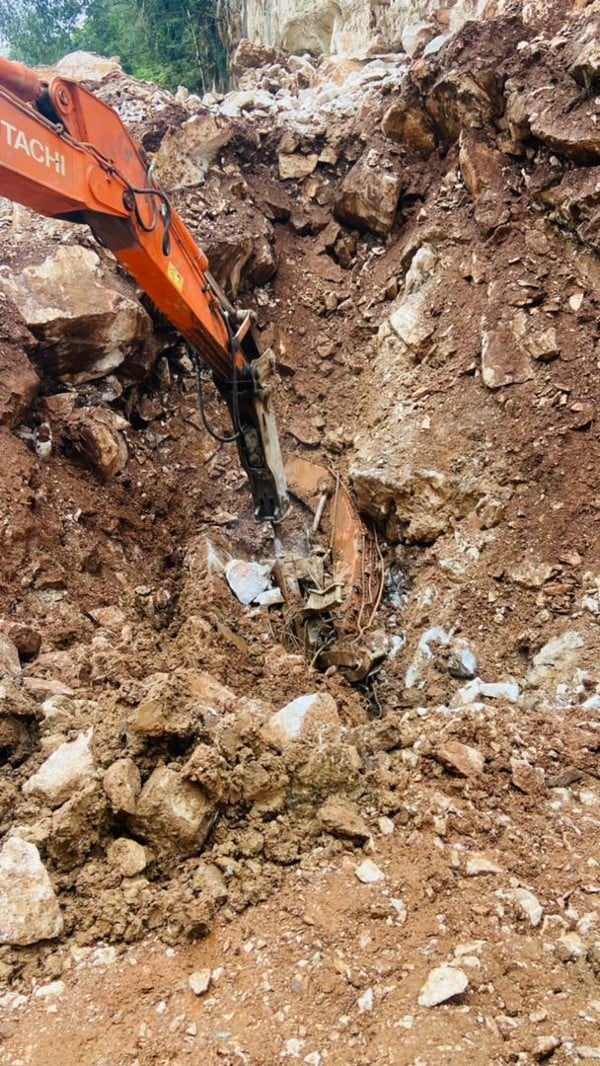 消拯员寻获疑似第2名被埋者的骸骨碎片。