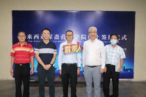 胡恩林（左3起）及杨锡水，联同张树钧（左起）、胡铠林及姚光正，接受《中国报》访问，并透露孔子学院的筹备进度。