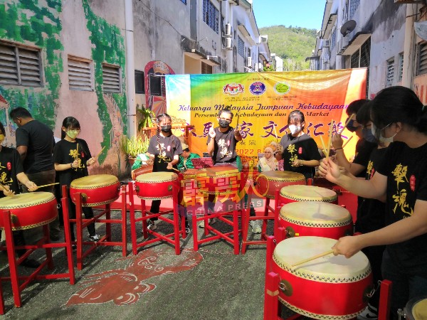 一群年轻人，在现场展现富有中华文化特色的敲击表演。