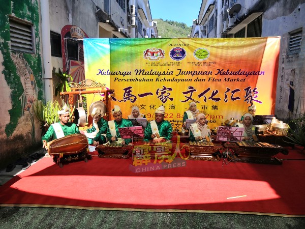 民众在大马一家文化汇聚活动中，更深入认识马来宫廷乐甘美朗音乐。