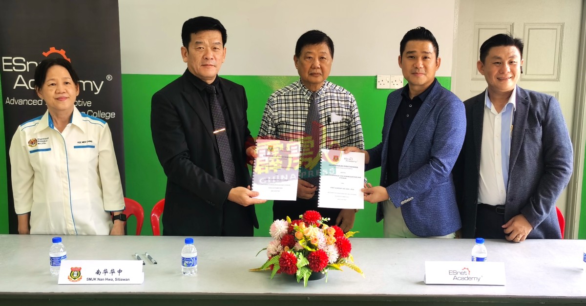 陈泽顺（左2）和郑伟财（右2），在瞿美清（左）、林良平及杨景顺（右）的见证下，签署汽车专业技术培训班合作协议。