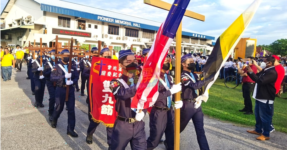 三一堂BB少年军领队，展开第119届双九节大游行。