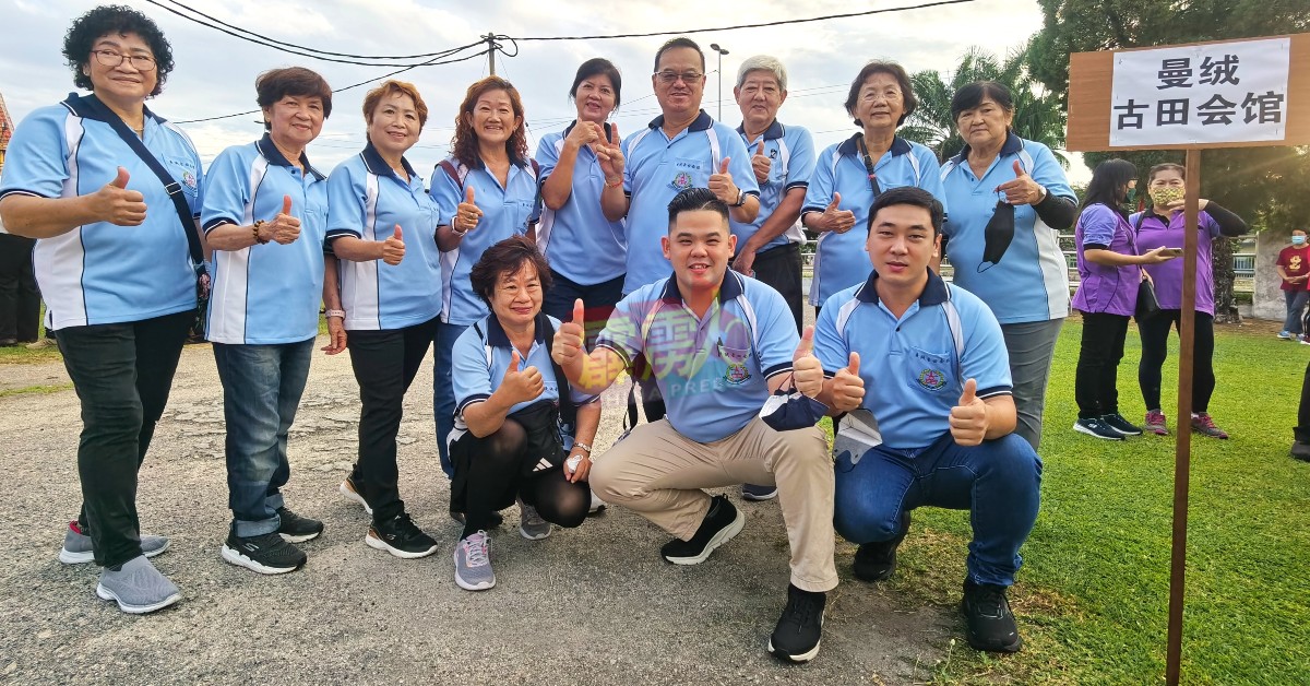 曼绒古田会馆会长潘作钦（站者左6）率领团队参与第119届双九节大游行。