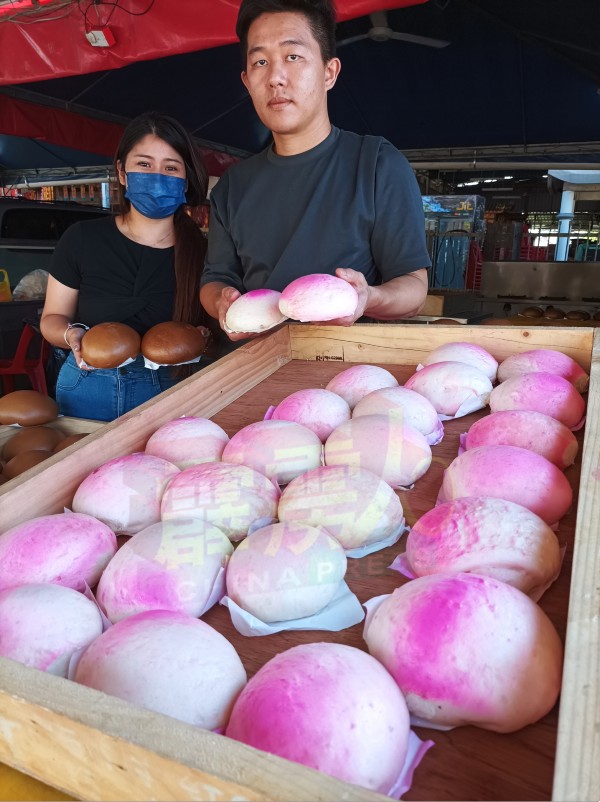 林家成和陈慧婷夫妇，往年在东天宫售卖素食，今年也加入售卖龟包行列内。