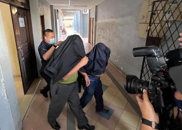 前霹雳州移民局局长和前检控组主任被控贪污罪成，被判监禁3年及罚款8万5000令吉。
