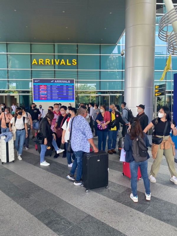 国人热衷出游越南，其中岘港机场更是水洩不通。