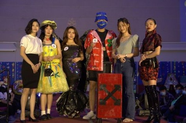 第9组活动筹委会主席巫沁惠（左起），与获奖选手及特邀评委分享喜悦。